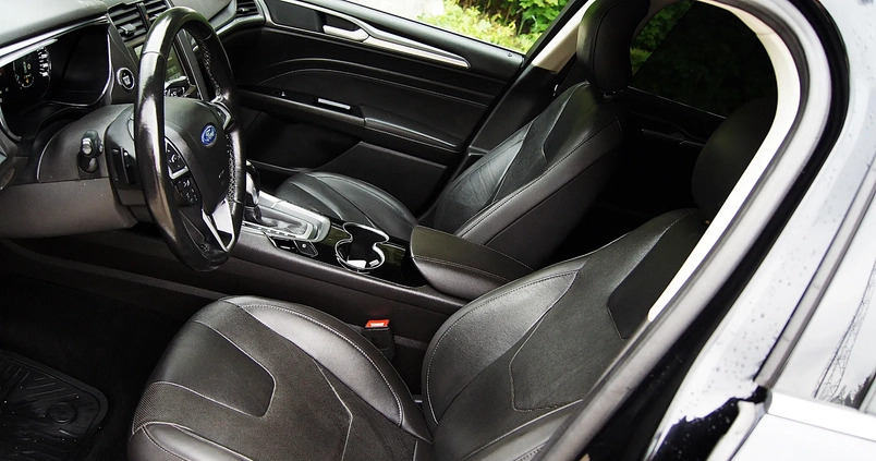 Ford Mondeo cena 57777 przebieg: 198745, rok produkcji 2015 z Wałbrzych małe 631